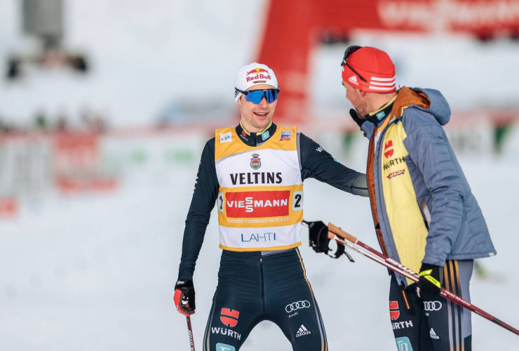 Vinzenz Geiger und Johannes Rydzek freuen sich über ein starkes Rennen.