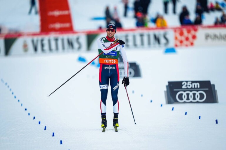 Der Fluch ist besiegt: Jarl Magnus Riiber kommt in Lahti als Erster ins Ziel.