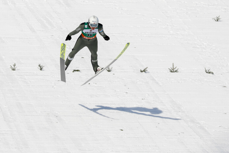 Joergen Graabak handelte sich bereits einen größeren Rückstand ein.