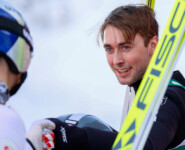 Zwei Größen unter sich: Johannes Lamparter gratuliert Jarl Riiber zum Sprung.