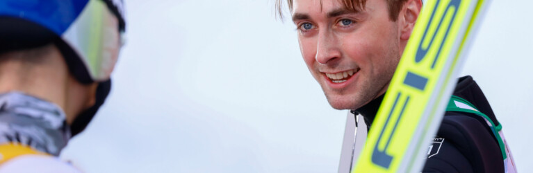 Zwei Größen unter sich: Johannes Lamparter gratuliert Jarl Riiber zum Sprung.