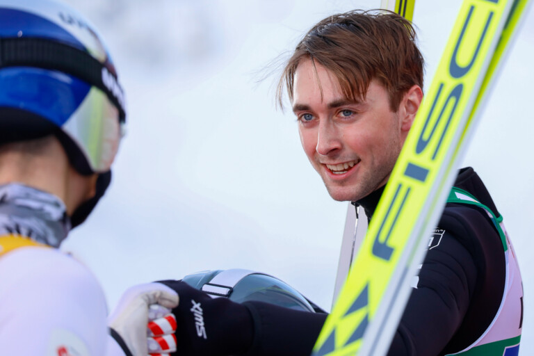Zwei Größen unter sich: Johannes Lamparter gratuliert Jarl Riiber zum Sprung.