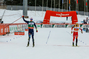 Vinzenz Geiger schlägt Johannes Lamparter im Zielsprint.