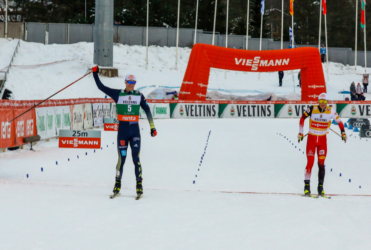 Vinzenz Geiger schlägt Johannes Lamparter im Zielsprint.