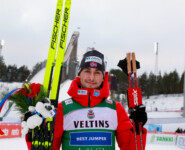 Endlich geschafft: Jarl Magnus Riiber gewinnt in Lahti.