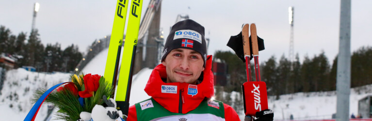 Endlich geschafft: Jarl Magnus Riiber gewinnt in Lahti.