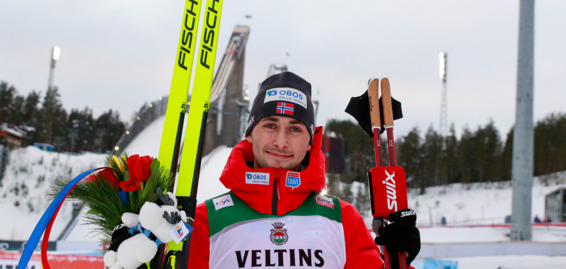 Endlich geschafft: Jarl Magnus Riiber gewinnt in Lahti.