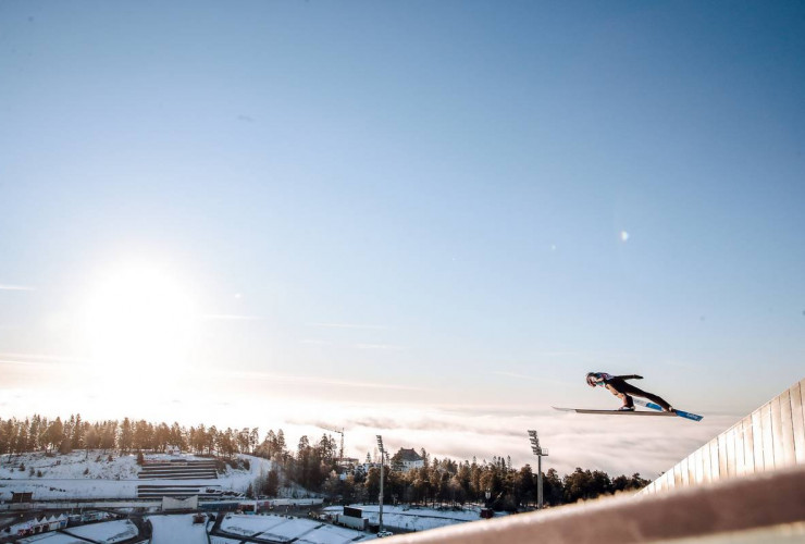 Der Sonne entgegen: Frühmorgens fliegt Simen Tiller über den Wolken.