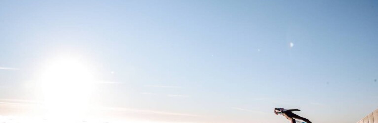 Der Sonne entgegen: Frühmorgens fliegt Simen Tiller über den Wolken.