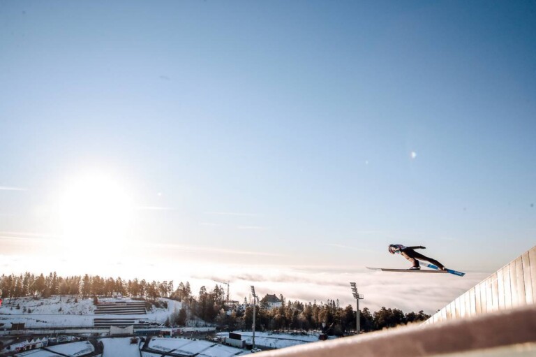 Der Sonne entgegen: Frühmorgens fliegt Simen Tiller über den Wolken.