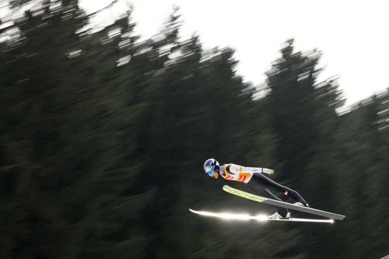 Johannes Lamparter fliegt auf Zwischenrang sechs.