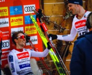 Shakehands: Jarl Riiber und Joergen Graabak freuen sich über den Teamerfolg.