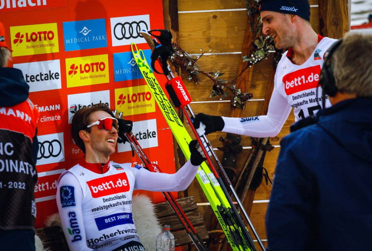 Shakehands: Jarl Riiber und Joergen Graabak freuen sich über den Teamerfolg.