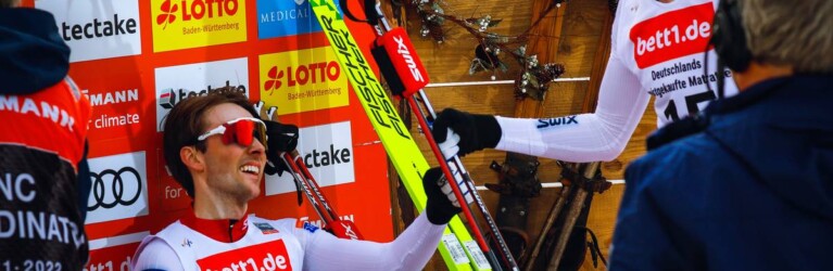 Shakehands: Jarl Riiber und Joergen Graabak freuen sich über den Teamerfolg.