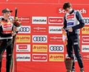 Jarl Riiber (r) übernimmt das gelbe Trikot wieder von Johannes Lamparter. Der nimmt es mit Humor.