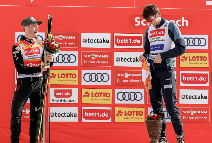 Jarl Riiber (r) übernimmt das gelbe Trikot wieder von Johannes Lamparter. Der nimmt es mit Humor.