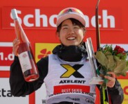 Anju Nakamura freut sich über ihren ersten Weltcupsieg.