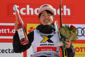 Anju Nakamura freut sich über ihren ersten Weltcupsieg.