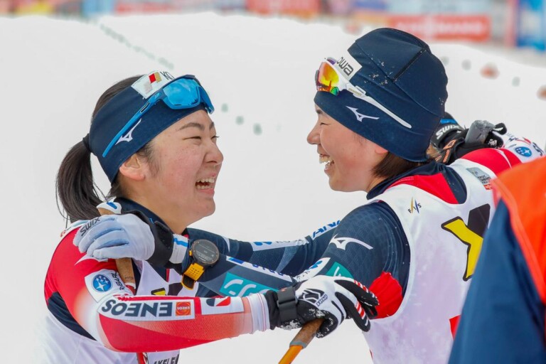 Haruka Kasia und Anju Nakamura feiern einen Doppelsieg in Schonach.