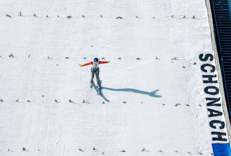 Tereza Koldovska aus Tschechien bei ihrem Sprung auf der Langenwaldschanze.