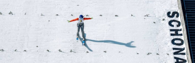 Tereza Koldovska aus Tschechien bei ihrem Sprung auf der Langenwaldschanze.