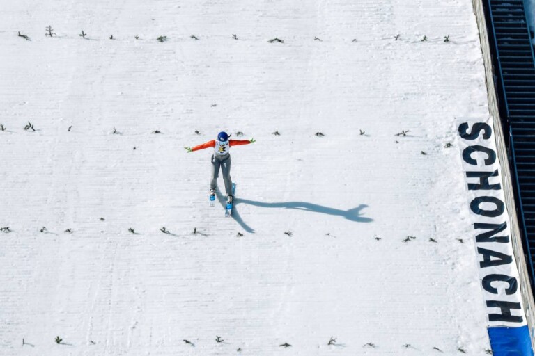 Tereza Koldovska aus Tschechien bei ihrem Sprung auf der Langenwaldschanze.