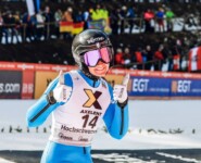 Veronica Gianmoena freut sich nach ihrem Sprung.