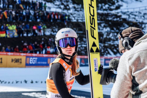 Gyda Westvold Hansen liegt nach dem Springen in Führung.