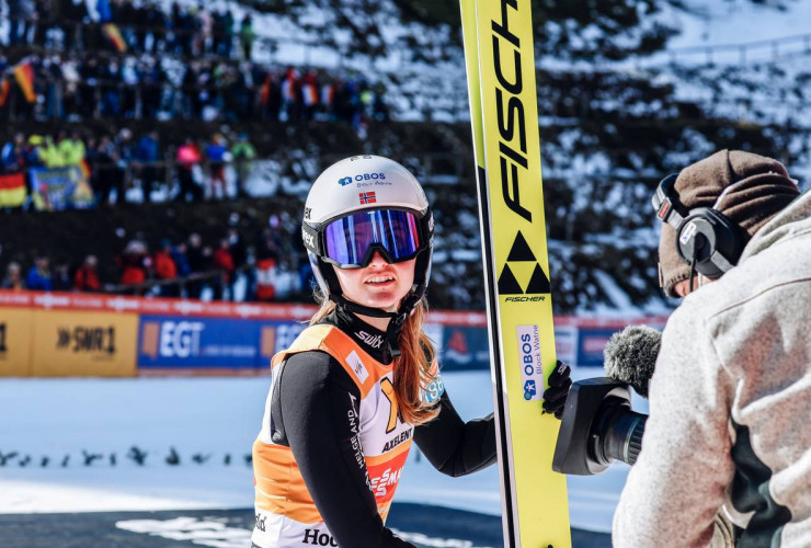 Gyda Westvold Hansen liegt nach dem Springen in Führung.