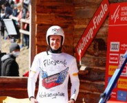 Lukas Klapfer mit Abschiedsgeschenk