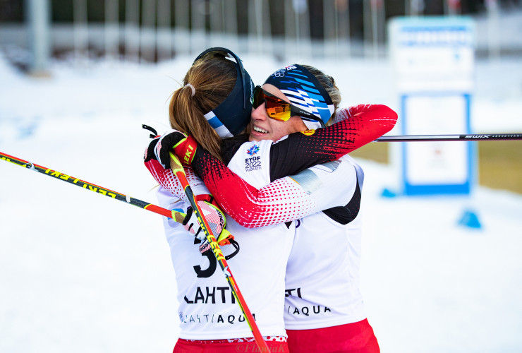 Lisa Hirner (AUT) und Annalena Slamik (AUT) freuen sich über Platz zwei und drei.