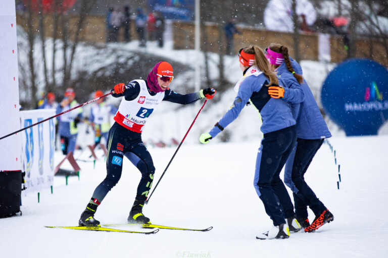 Nathalie Armbruster und Jenny Nowak nehmen Tristan Sommerfeldt in Empfang.