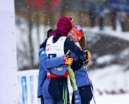 Nathalie Armbruster und Jenny Nowak nehmen Tristan Sommerfeldt in Empfang.