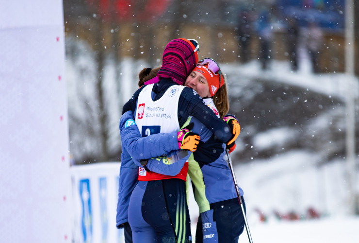 Nathalie Armbruster und Jenny Nowak nehmen Tristan Sommerfeldt in Empfang.