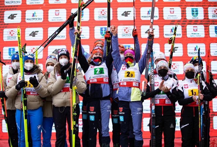 Das siegreiche deutsche Mixed Team: Jenny Nowak und Nathalie Armbruster (vorne, l-r), hinten Simon Mach (verdeckt) und Tristan Sommerfeldt. Silber: Italien, Bronze: Österreich.