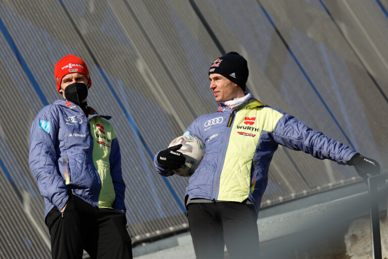 Julian Schmid und Vinzenz Geiger schauen den Kollegen zu.