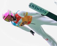 Annalena Slamik (AUT) musste nach dem Sprung aufgeben.