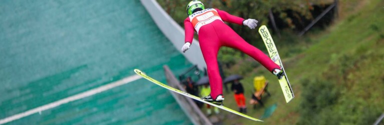 Ilkka Herola (FIN) sprang am weitesten, hatte aber Probleme bei der Landung.