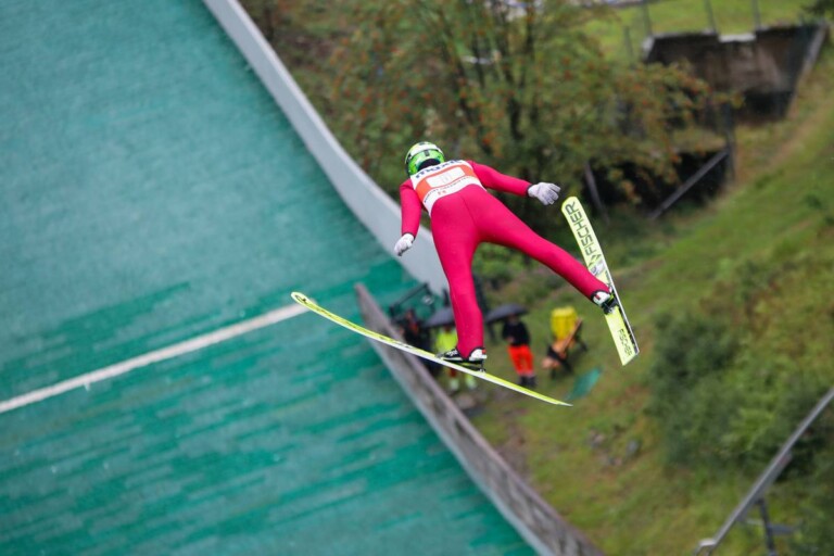 Ilkka Herola (FIN) sprang am weitesten, hatte aber Probleme bei der Landung.