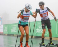 Cindy Haasch (GER) übernimmt von Eric Frenzel (GER).