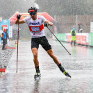 Ströhmender Regen auf der Schlussrunde: Johannes Rydzek (GER).