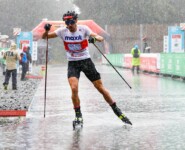 Ströhmender Regen auf der Schlussrunde: Johannes Rydzek (GER).