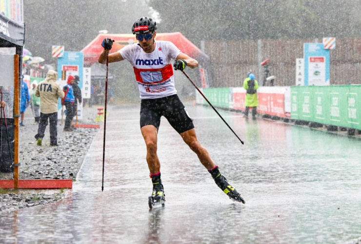 Ströhmender Regen auf der Schlussrunde: Johannes Rydzek (GER).