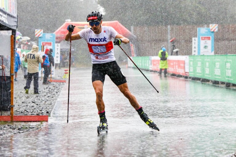 Ströhmender Regen auf der Schlussrunde: Johannes Rydzek (GER).