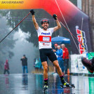 Johannes Rydzek (GER) bringt den Sieg für Deutschland I nach Hause.