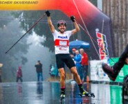 Johannes Rydzek (GER) bringt den Sieg für Deutschland I nach Hause.