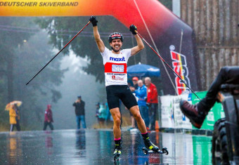 Johannes Rydzek (GER) bringt den Sieg für Deutschland I nach Hause.