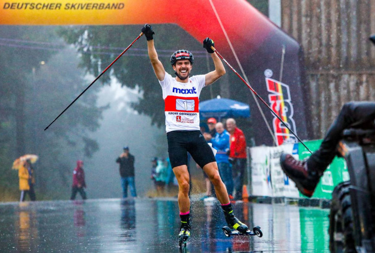 Johannes Rydzek (GER) bringt den Sieg für Deutschland I nach Hause.