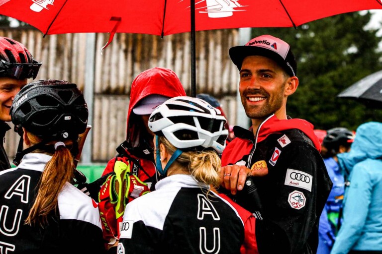 Philipp Orter (AUT) spendet nach getaner Arbeit etwas Trockenheit für sein Team.