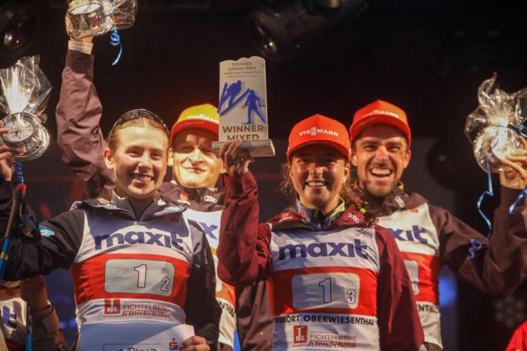 Die strahlenden Sieger: Jenny Nowak (GER), Julian Schmid (GER), Nathalie Armbruster (GER), Johannes Rydzek (GER), (l-r).